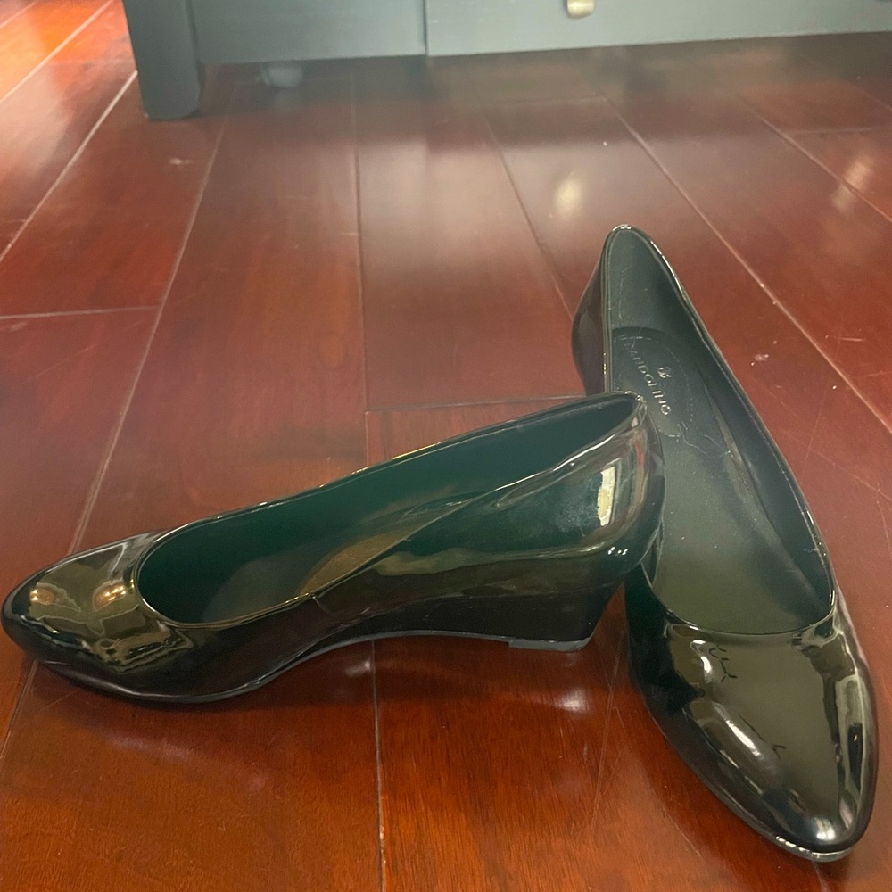 Bandolino short wedge patent leather shoes